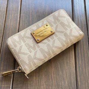Micheal Kors Jet set zip around wallet
